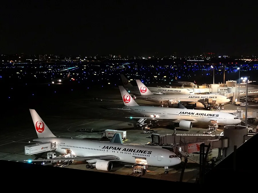 Terminal lotniska Haneda przy sztucznym oświetleniu
