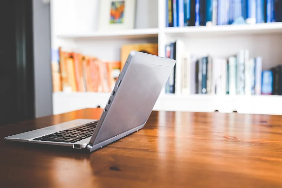 Laptop na biurku — przygotowanie odprawy przez internet
