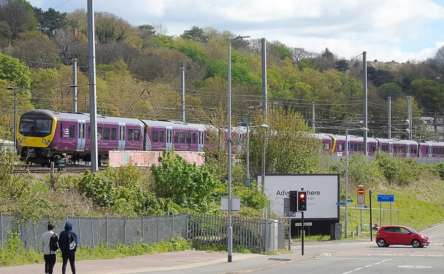 Pociąg Luton Airport Express przy peronie